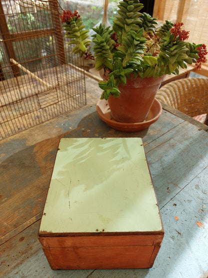 Coffret ancien en bois et formica vert