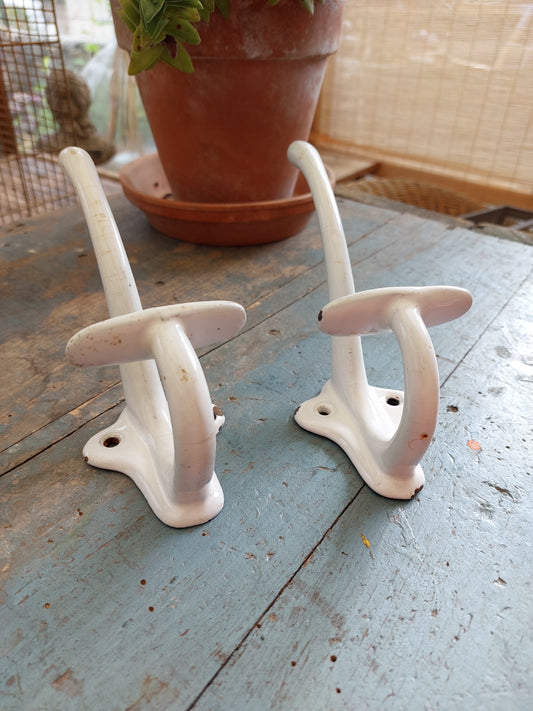 Lot de 2 patères anciennes en fonte émaillée