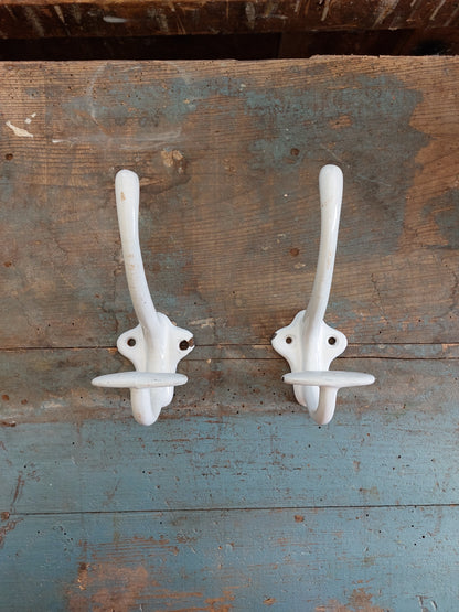 Lot de 2 patères anciennes en fonte émaillée