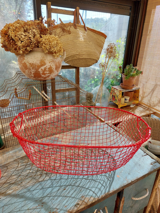 Grande corbeille en métal grillagé rouge