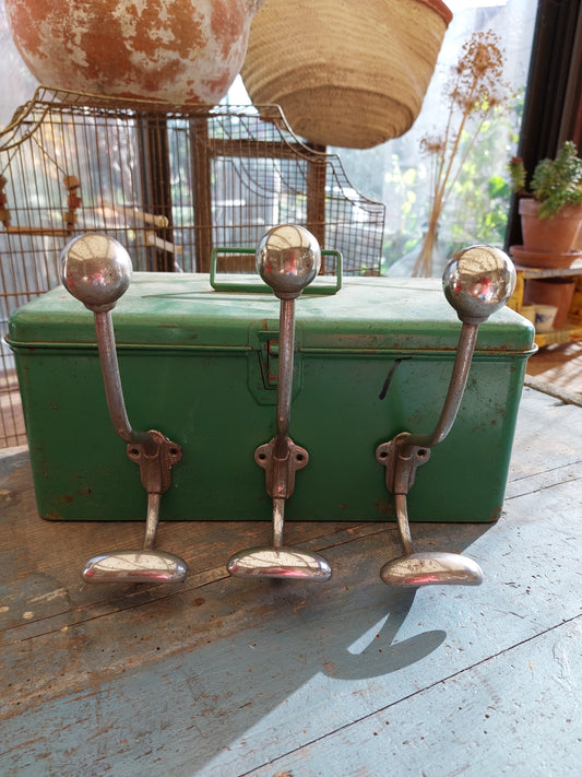 Lot de 3 patères murales anciennes chromées