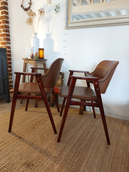 Paire de fauteuils hongrois par ágnes Kígyóssy modèle Claus