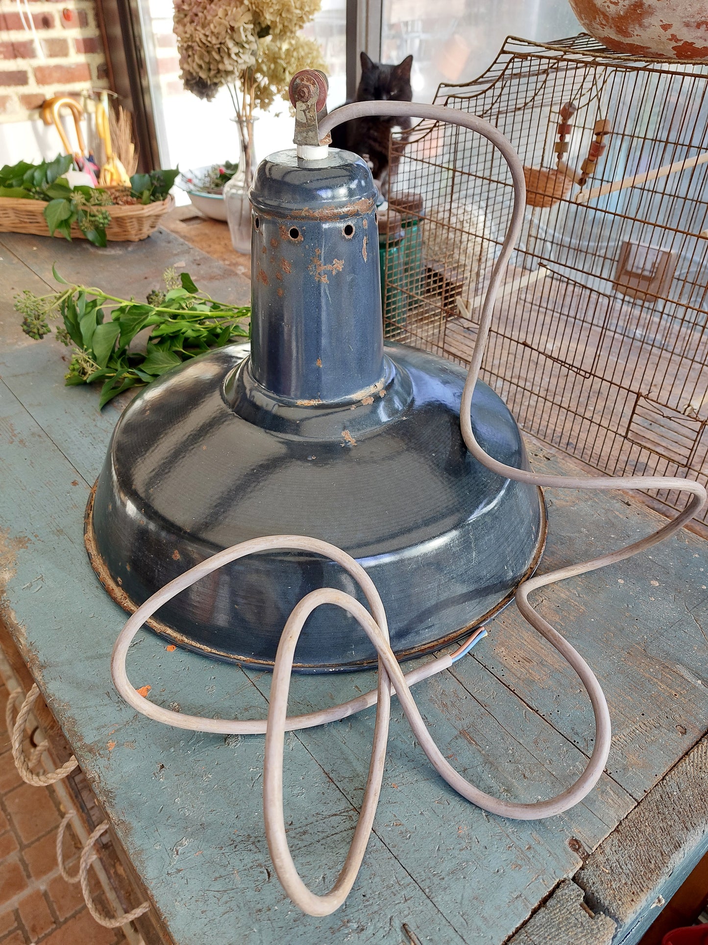 Suspension industrielle en émail bleu marine, années 60