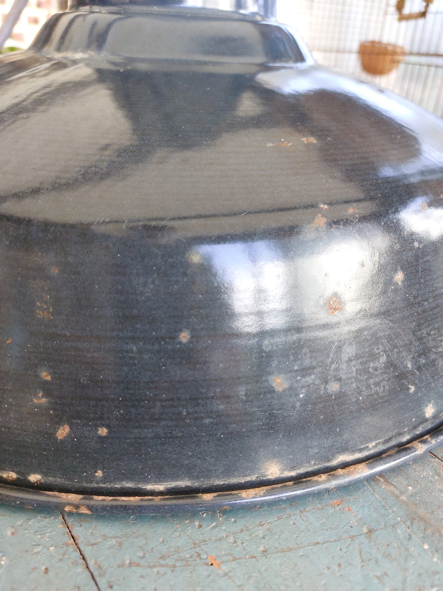 Suspension industrielle en émail bleu marine, années 60