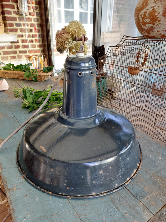 Suspension industrielle en émail bleu marine, années 60