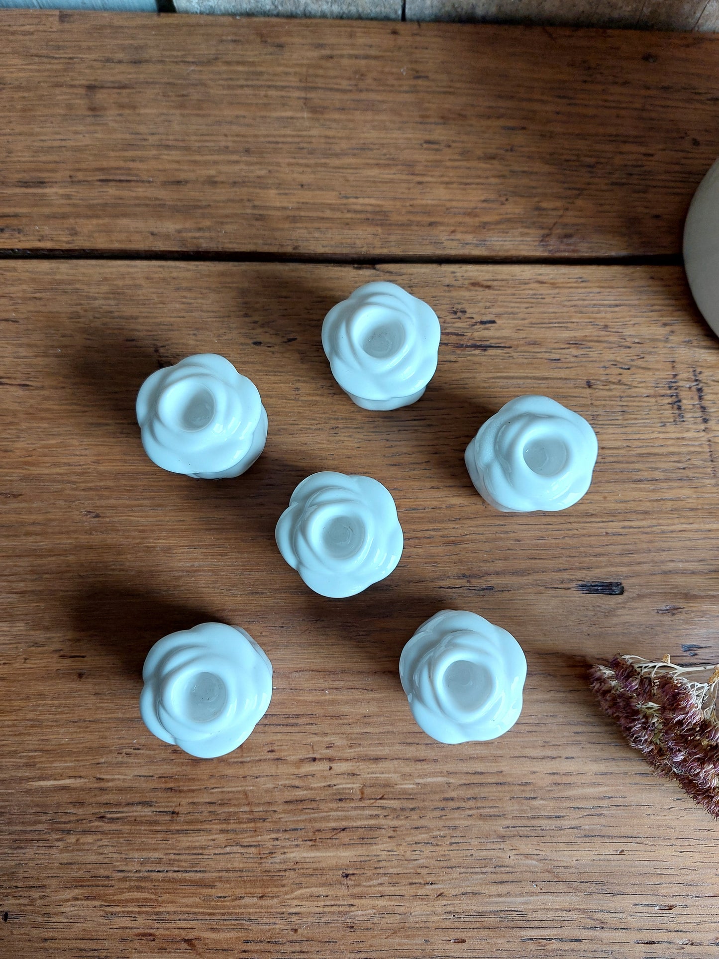 Lot de petits bougeoirs bouton de rose en céramique blanche