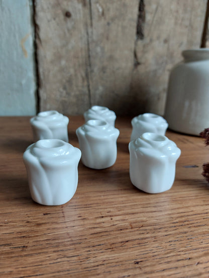 Lot de petits bougeoirs bouton de rose en céramique blanche