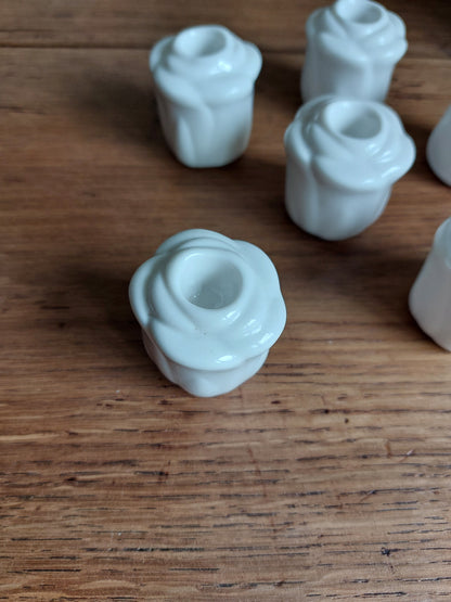Lot de petits bougeoirs bouton de rose en céramique blanche