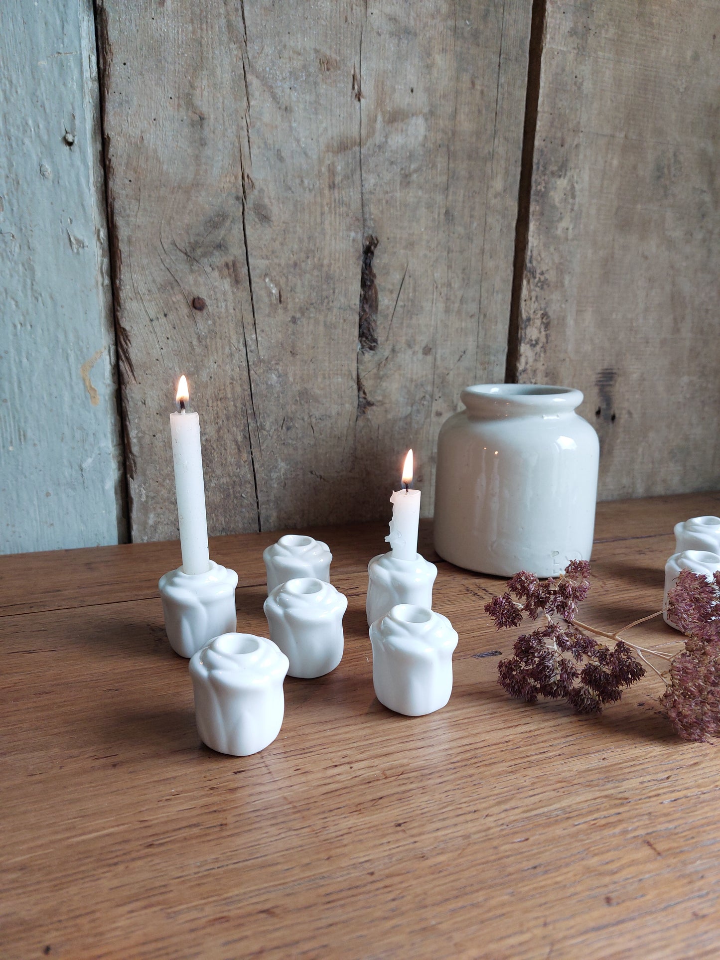 Lot de petits bougeoirs bouton de rose en céramique blanche