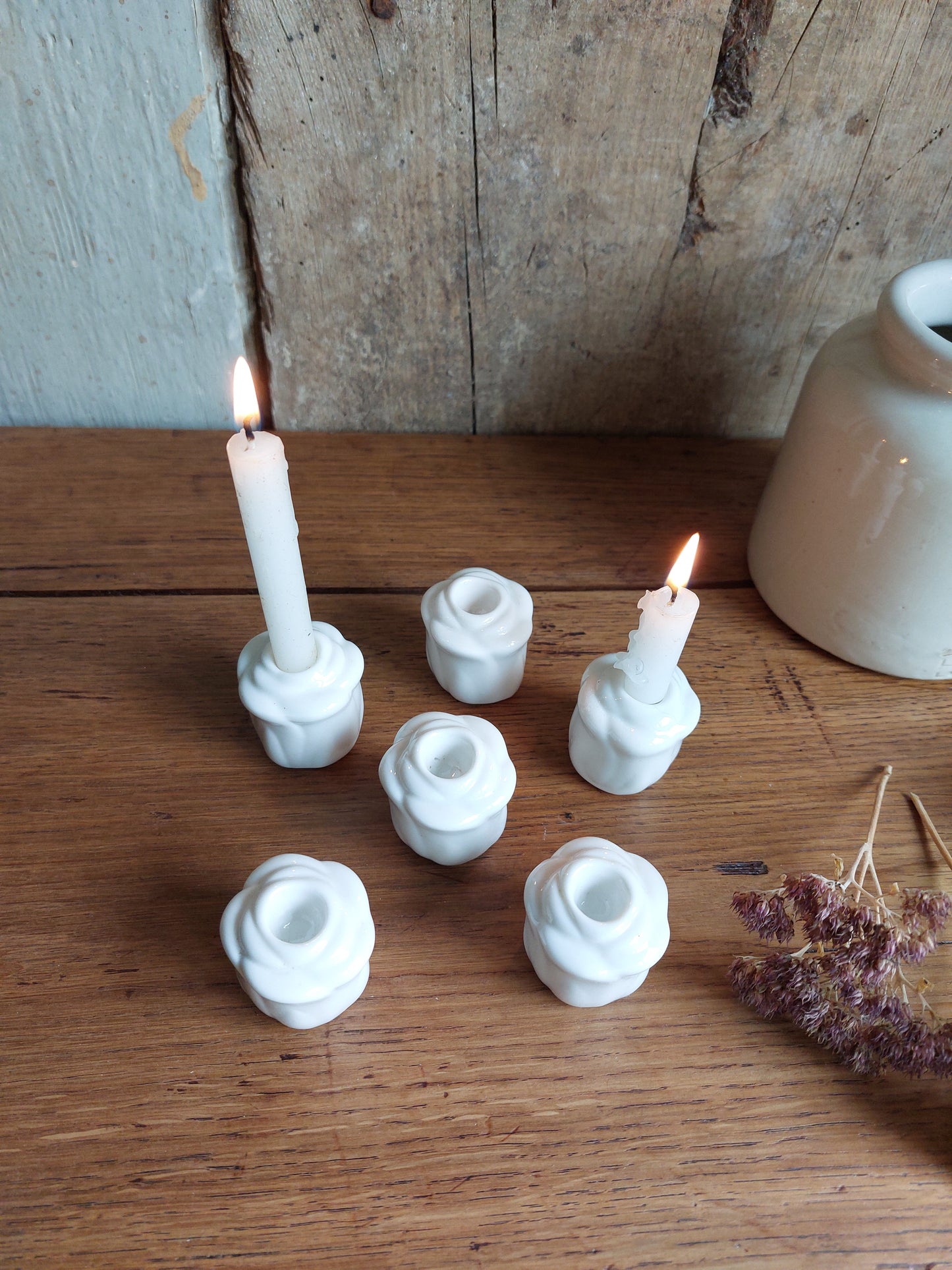 Lot de petits bougeoirs bouton de rose en céramique blanche