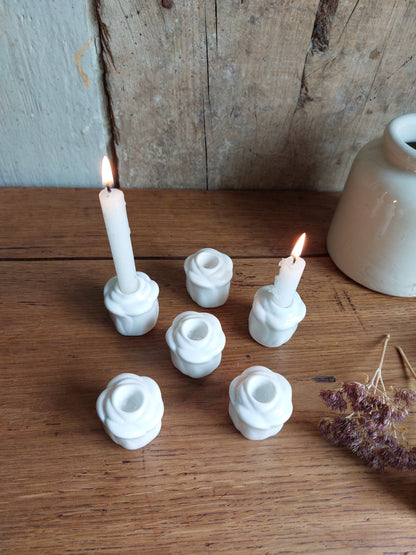 Lot de petits bougeoirs bouton de rose en céramique blanche