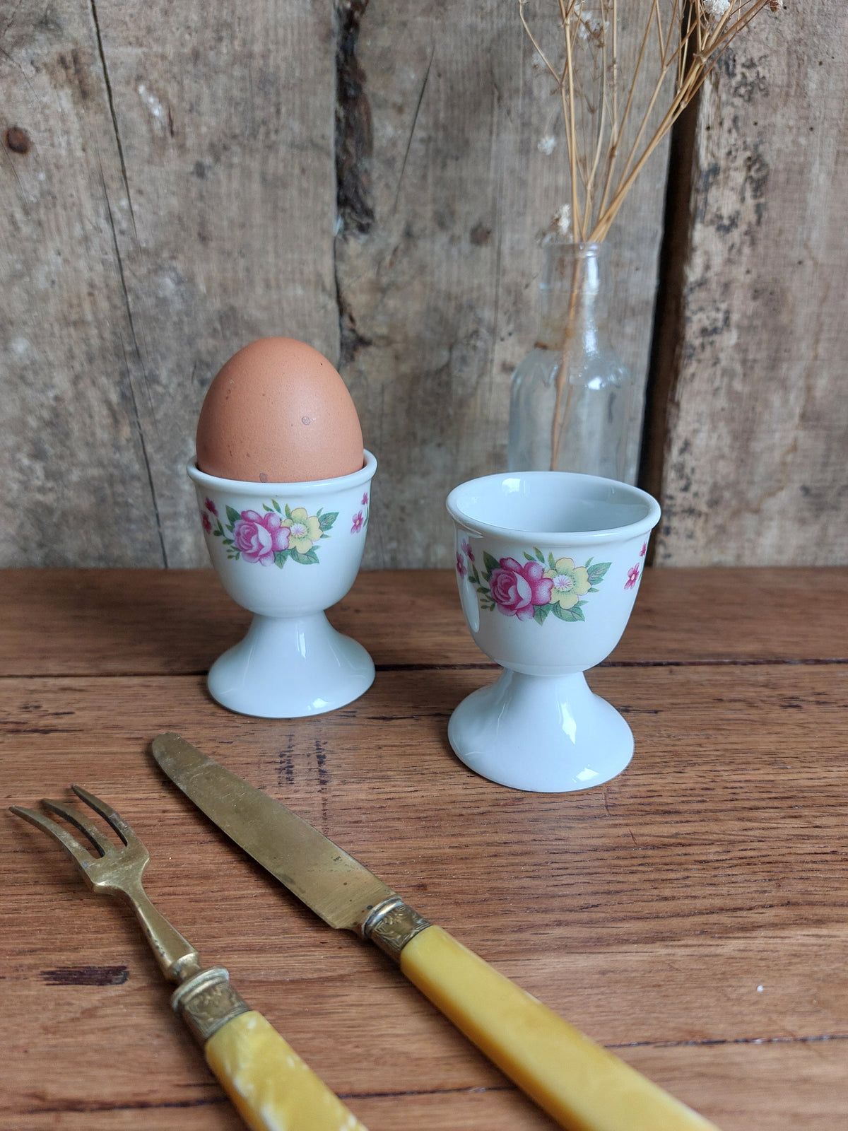 Lot de 2 coquetiers en faïence