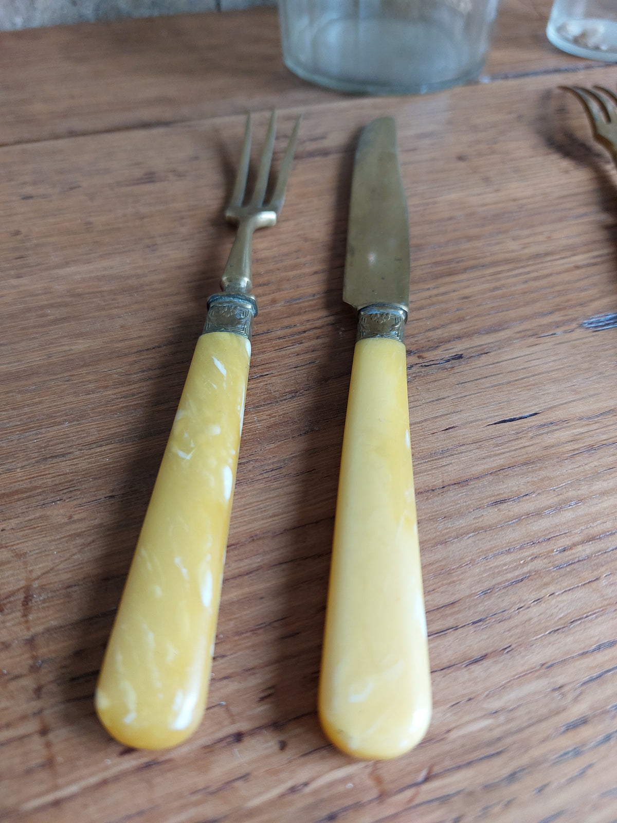 Paire de couverts à fromage ancien en laiton et bakélite nacrée jaune
