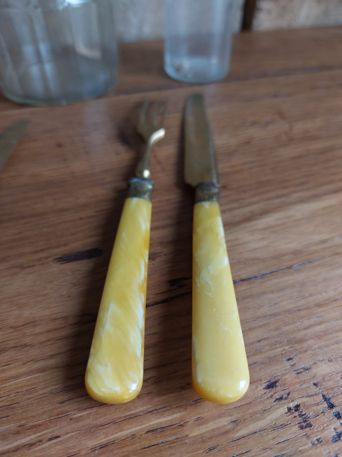 Paire de couverts à fromage ancien en laiton et bakélite nacrée jaune