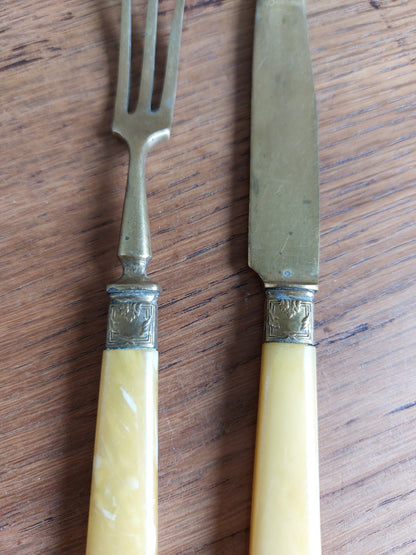 Paire de couverts à fromage ancien en laiton et bakélite nacrée jaune