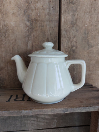 Petite théière ancienne