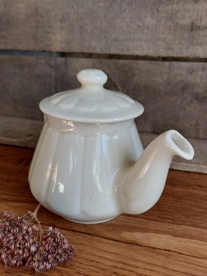 Petite théière ancienne