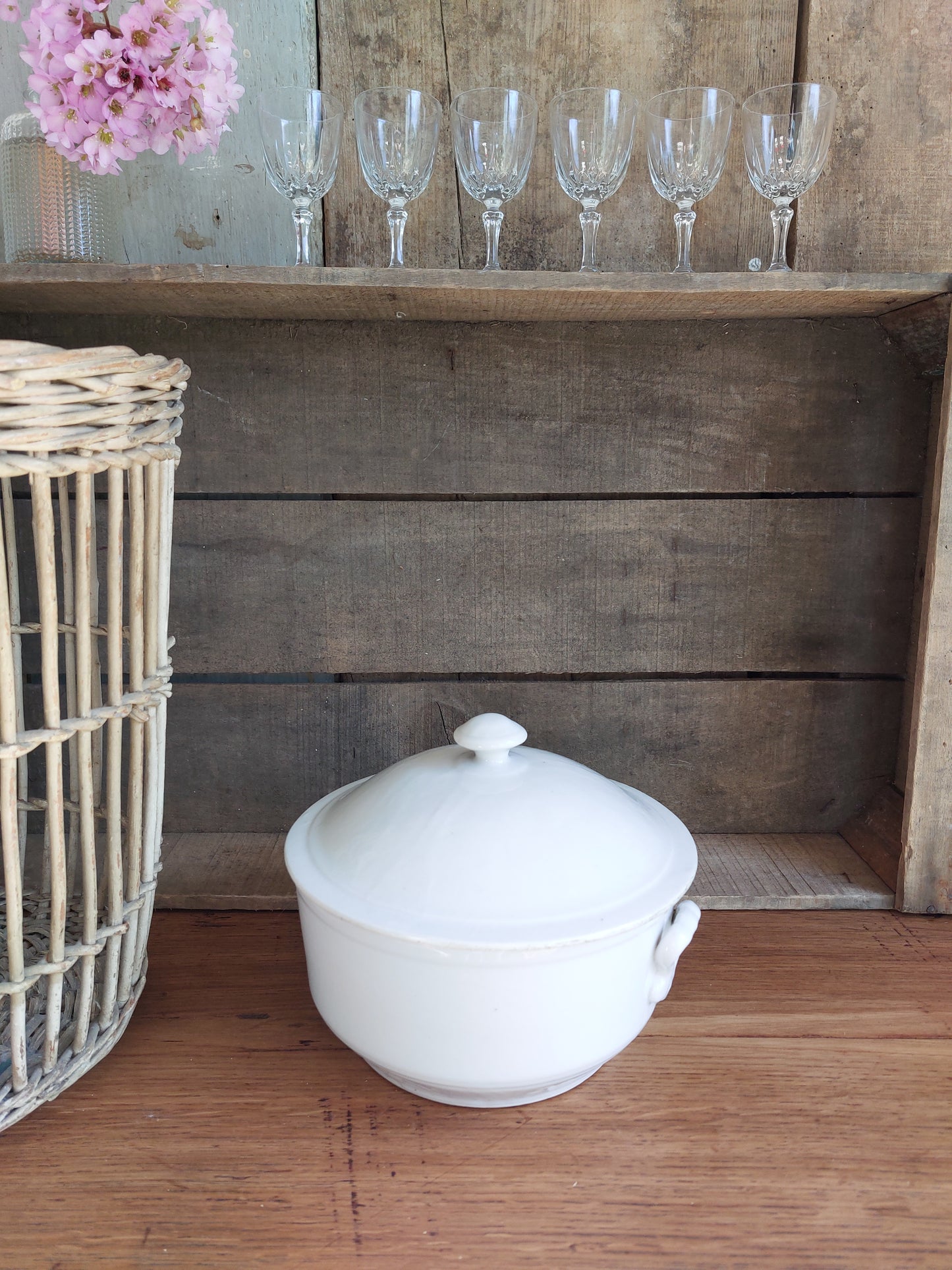 Petite soupière ancienne en faïence fine