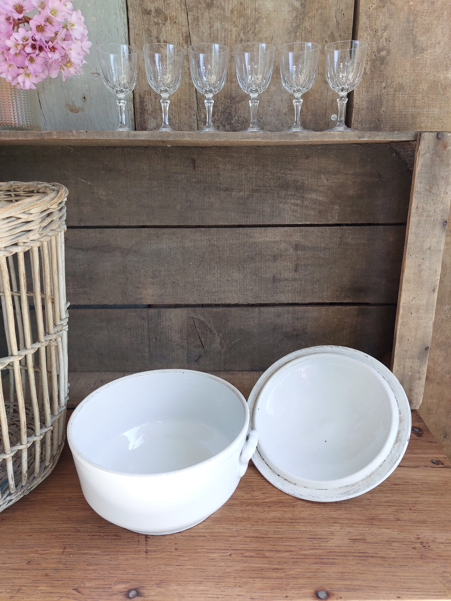 Petite soupière ancienne en faïence fine