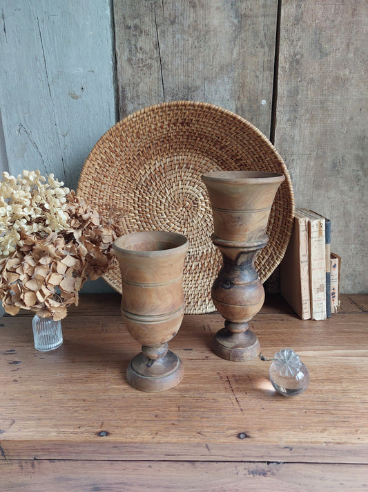 Lot de 2 vases anciens en bois tourné