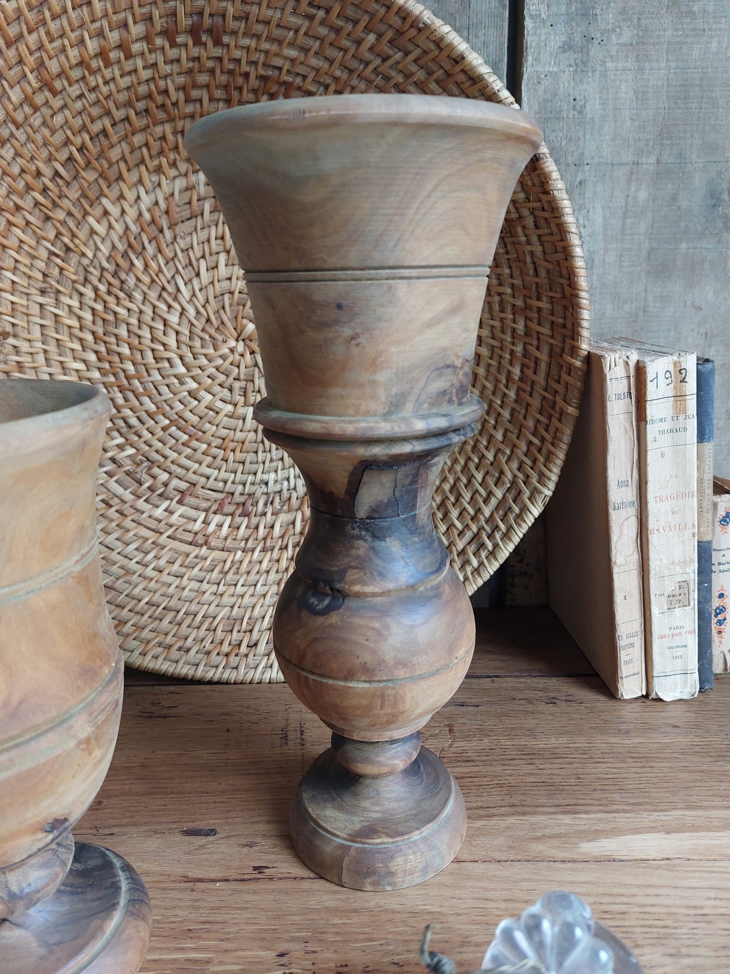 Lot de 2 vases anciens en bois tourné