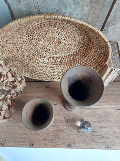 Lot de 2 vases anciens en bois tourné