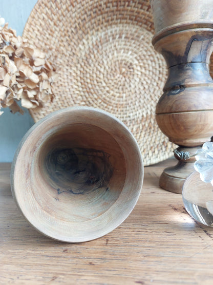 Lot de 2 vases anciens en bois tourné