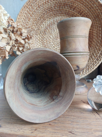 Lot de 2 vases anciens en bois tourné