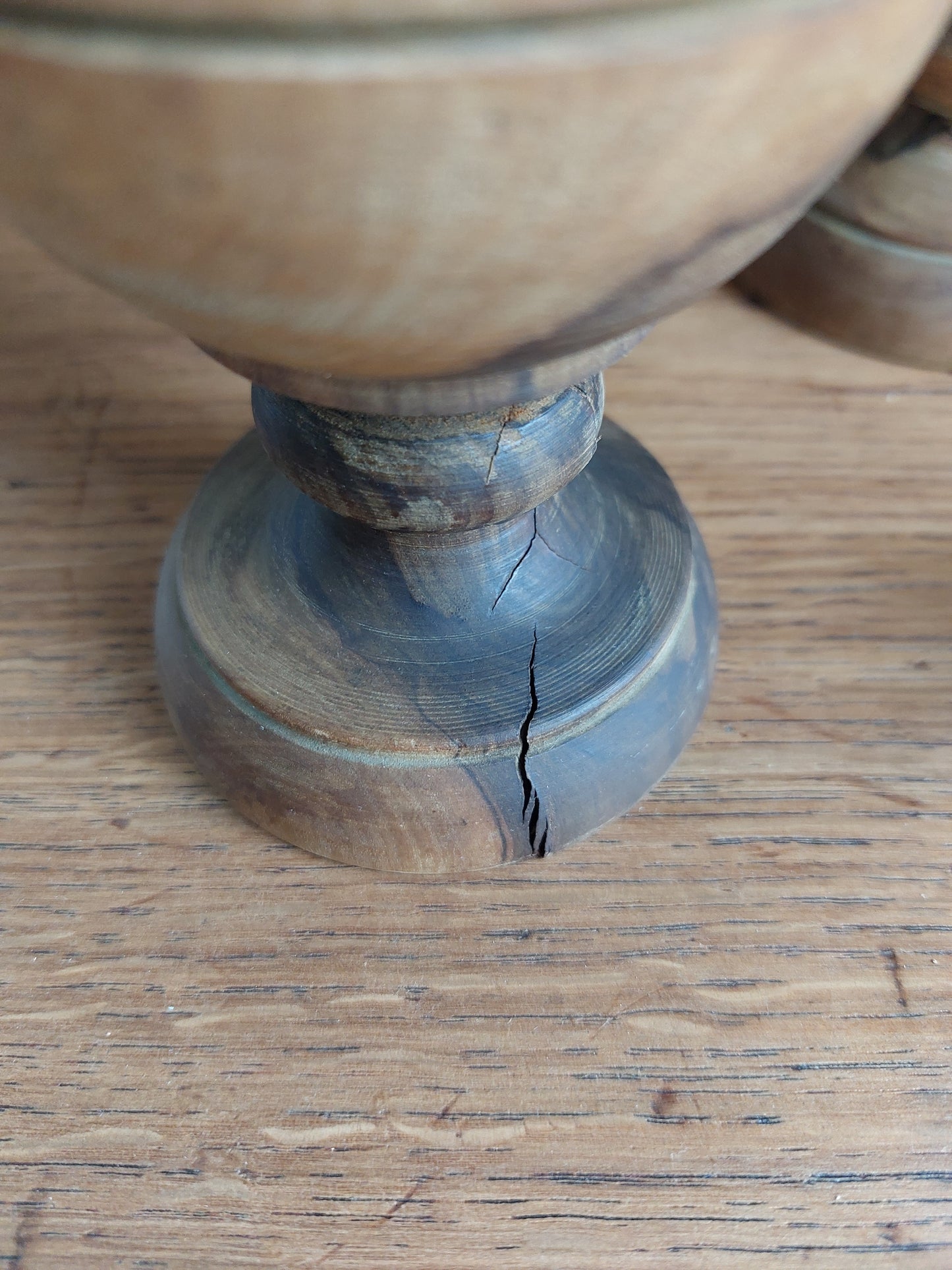 Lot de 2 vases anciens en bois tourné