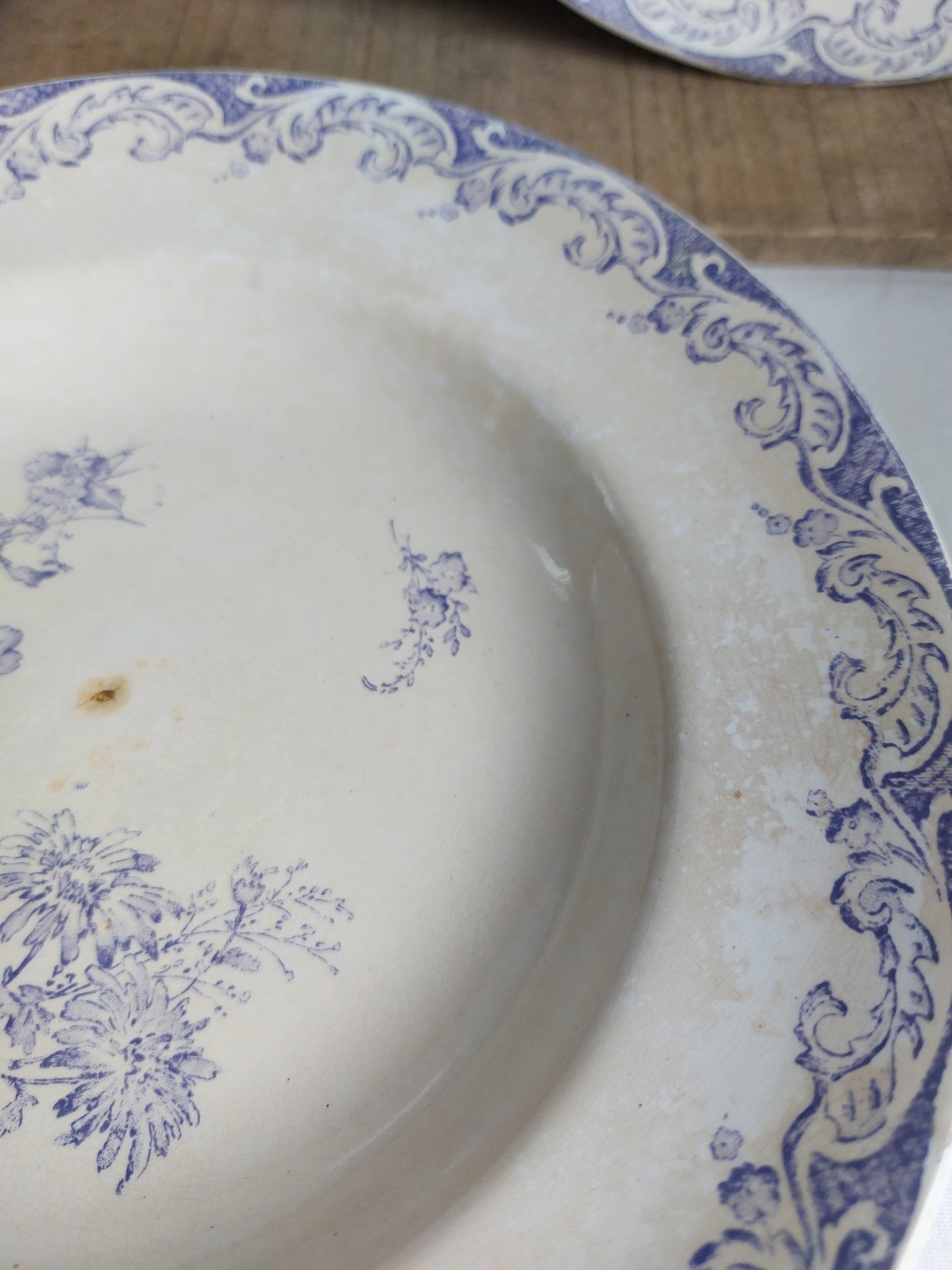 Lot de 3 assiettes creuses Terre de Fer Creil et Montereau Modèle LOUIS XV décor mauve