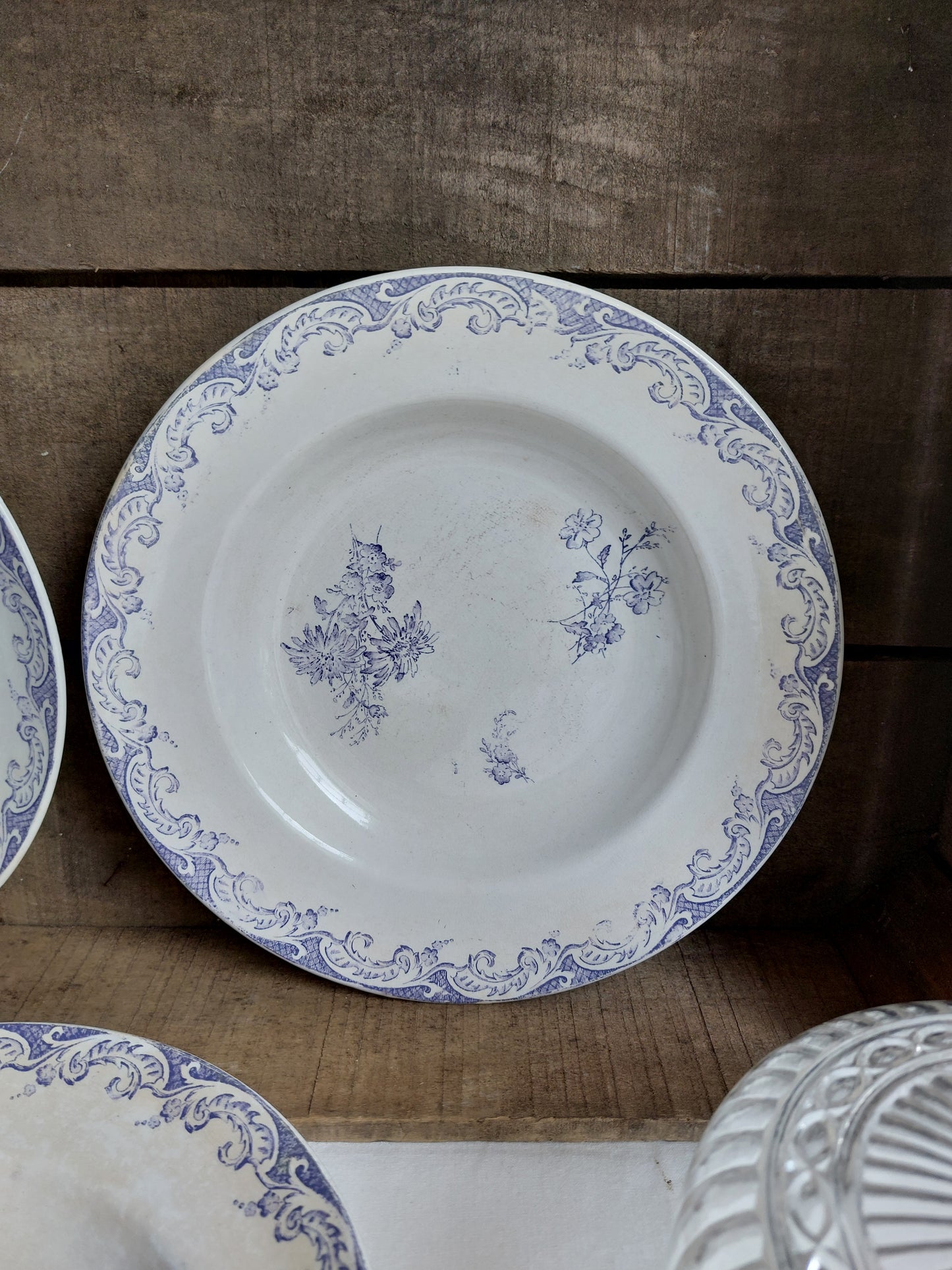 Lot de 3 assiettes creuses Terre de Fer Creil et Montereau Modèle LOUIS XV décor mauve