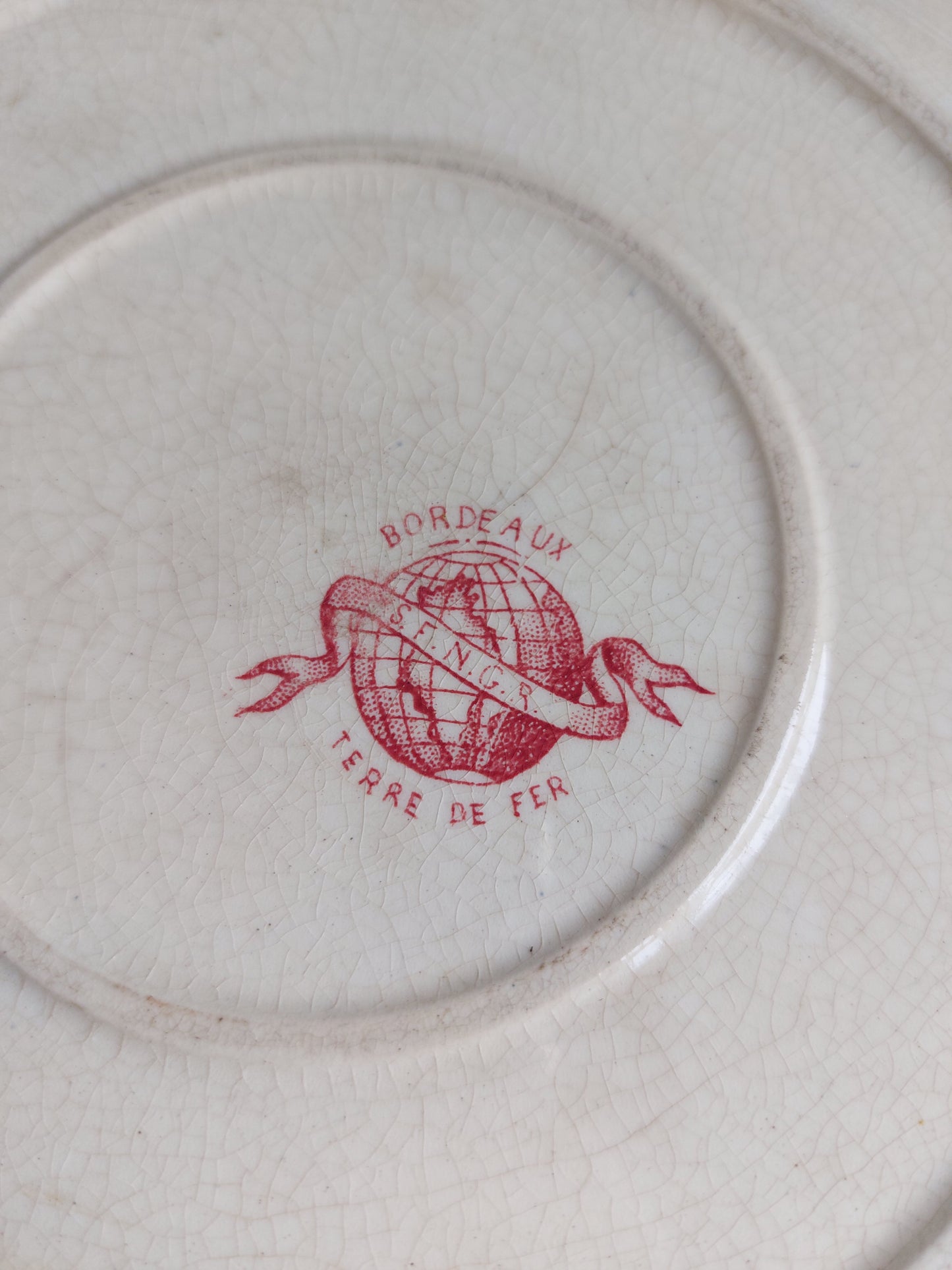 Plat rond Terre de Fer S.F.N.G.R. modèle Bordeaux rose