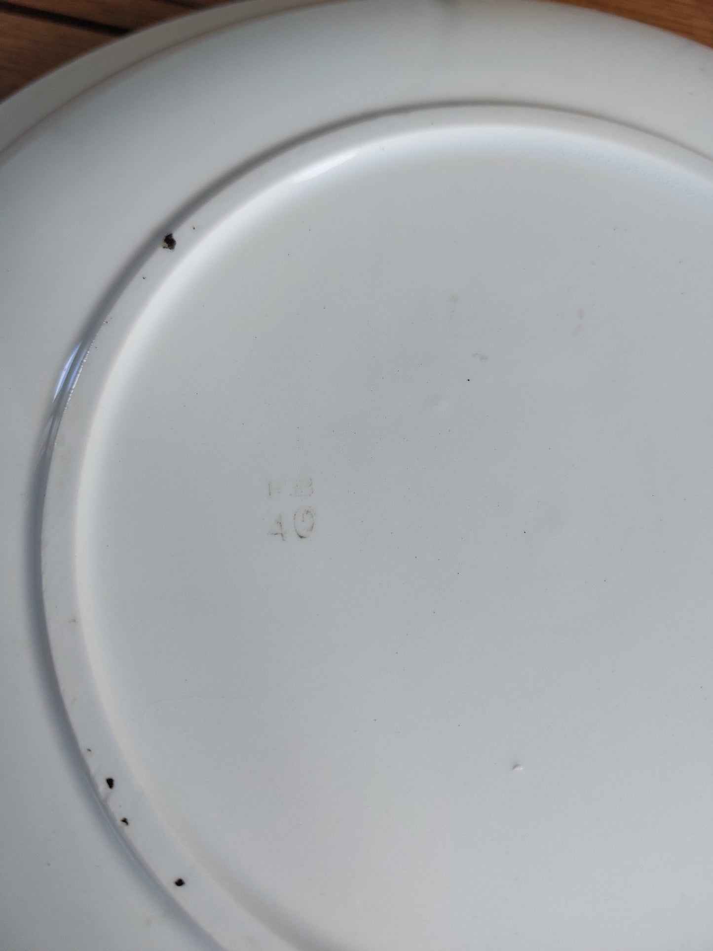 Plat creux ancien Badonviller « Rose en boutons »