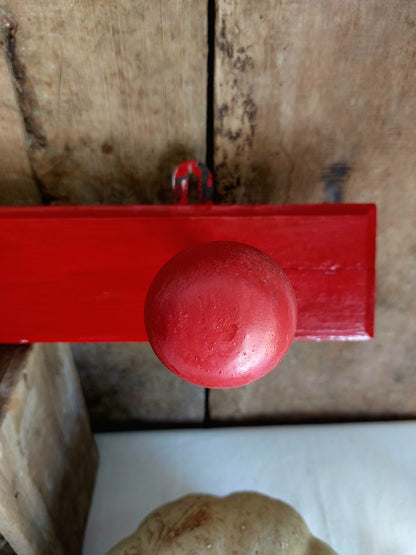 Ancienne patère patinée rouge