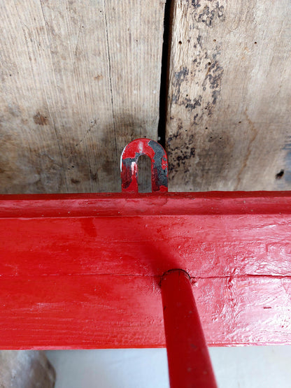 Ancienne patère patinée rouge