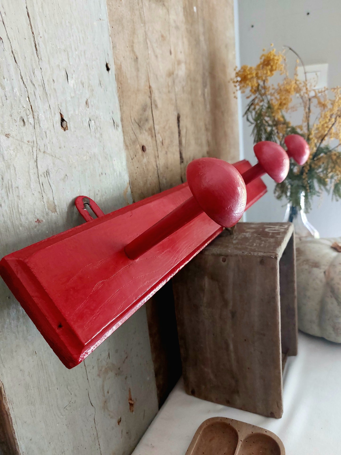 Ancienne patère patinée rouge
