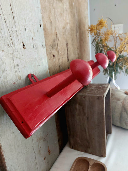 Ancienne patère patinée rouge