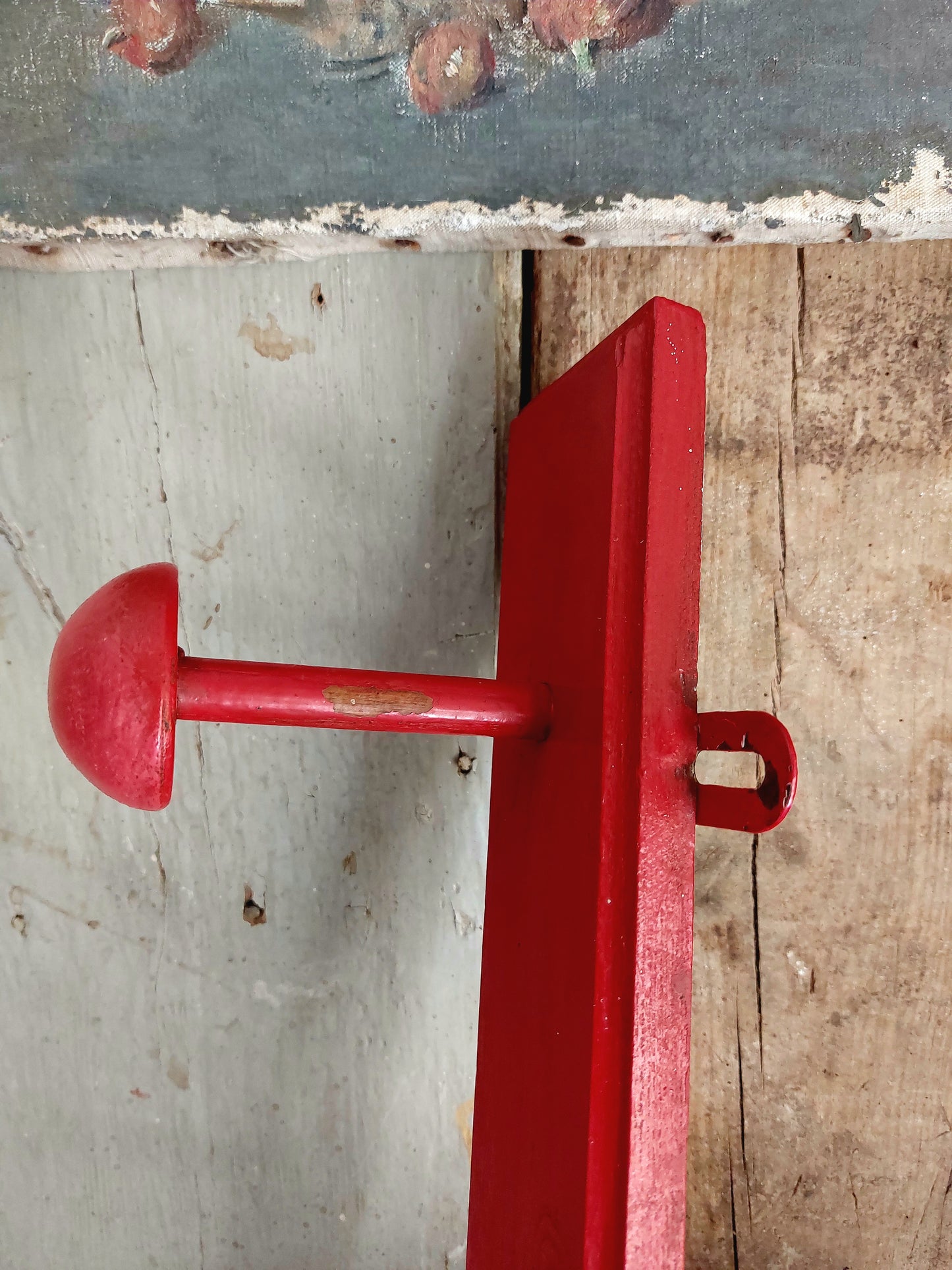 Ancienne patère patinée rouge