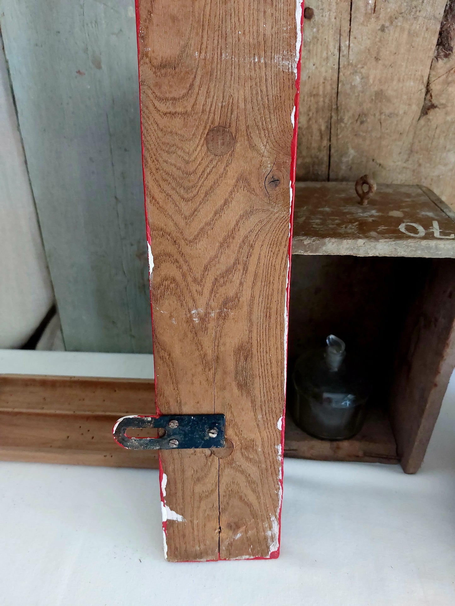 Ancienne patère patinée rouge