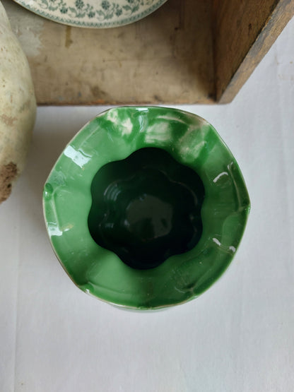 Vase corolle en céramique vert