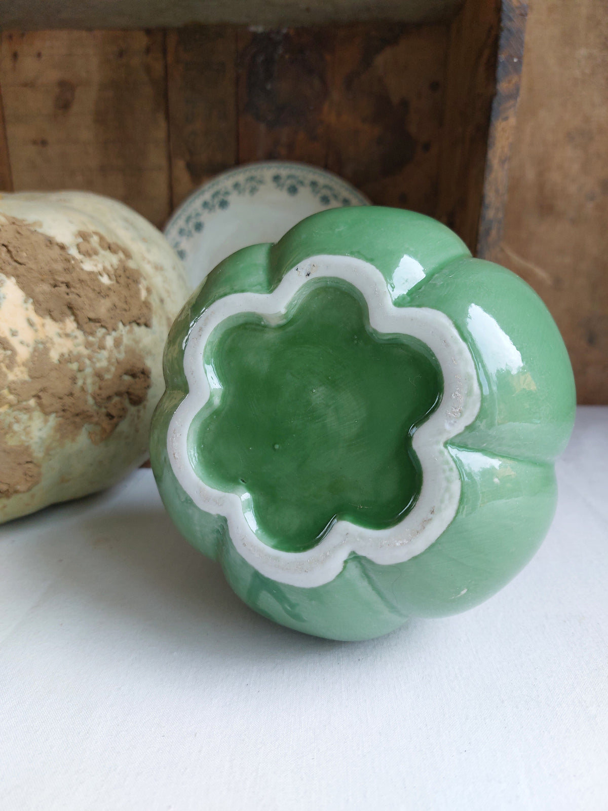 Vase corolle en céramique vert