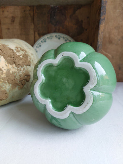 Vase corolle en céramique vert