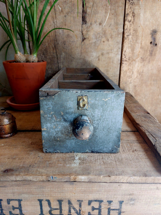 Ancien tiroir à compartiments en bois