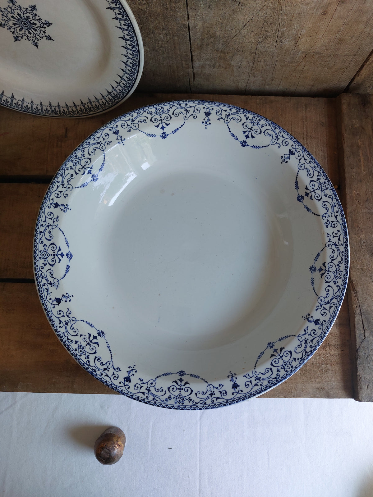 Grand plat creux rond Terre de Fer « Balzac » Choisy le Roi