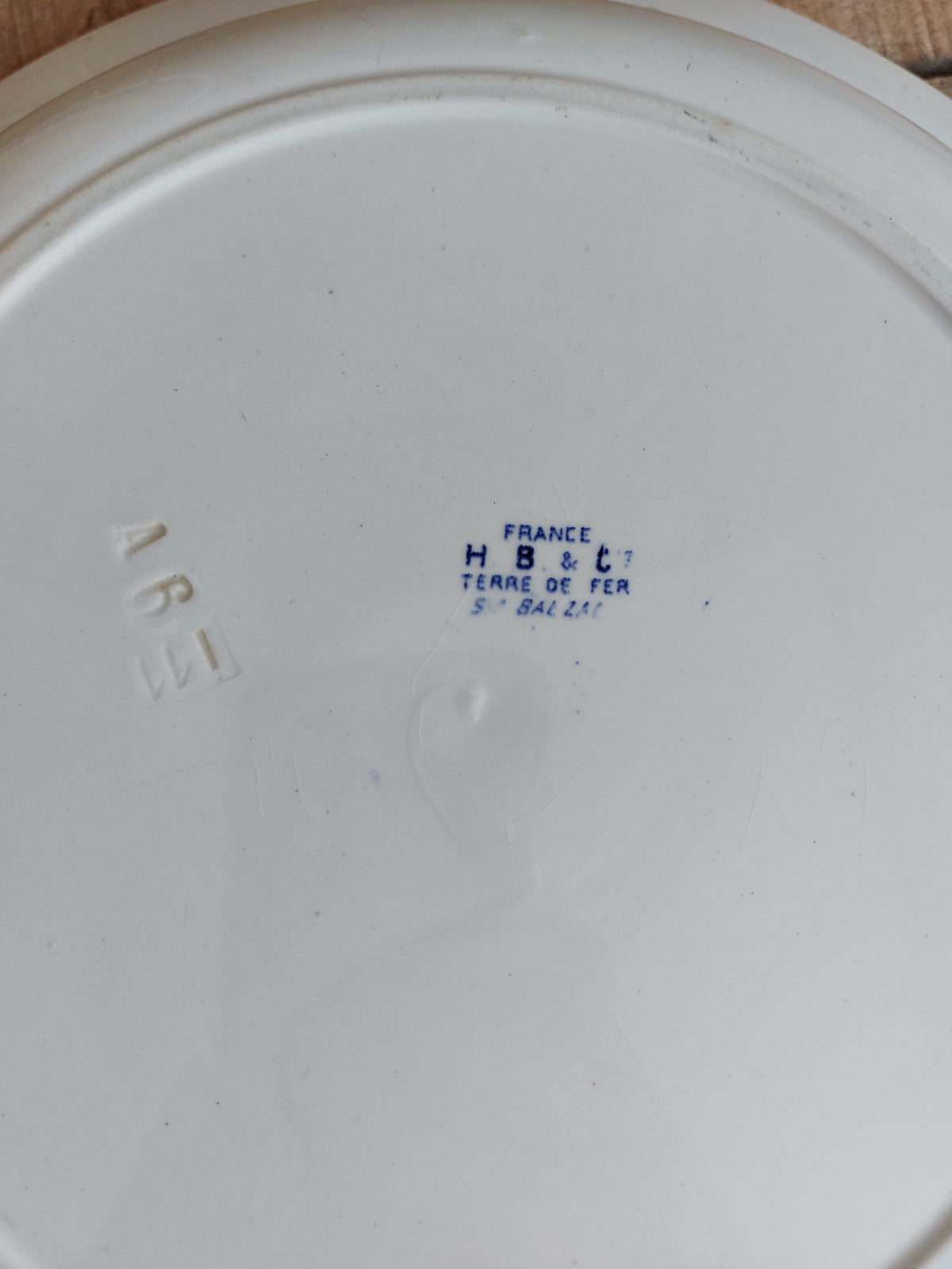 Grand plat creux rond Terre de Fer « Balzac » Choisy le Roi