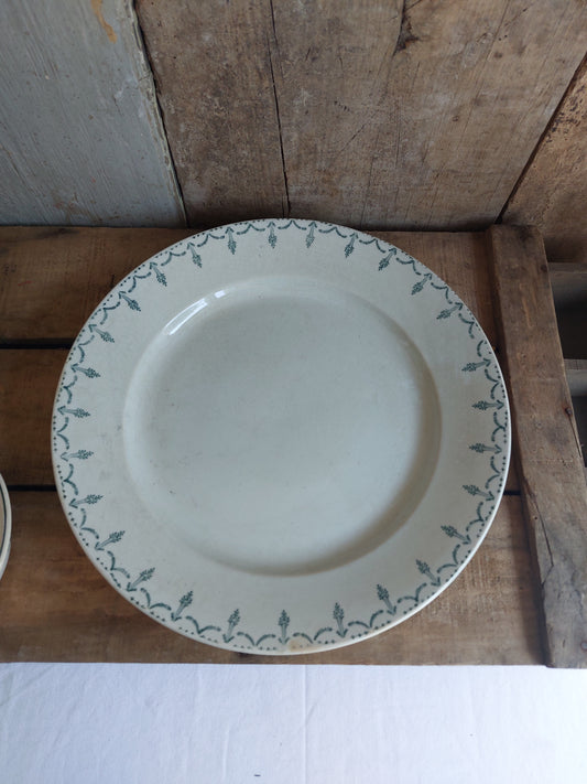 Grand plat rond ancien en porcelaine opaque Gien