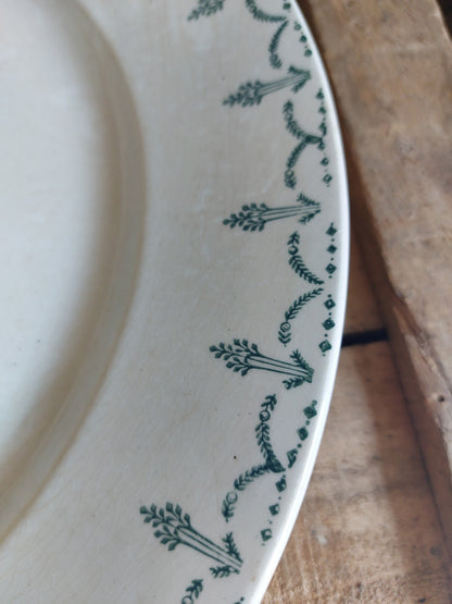 Grand plat rond ancien en porcelaine opaque Gien
