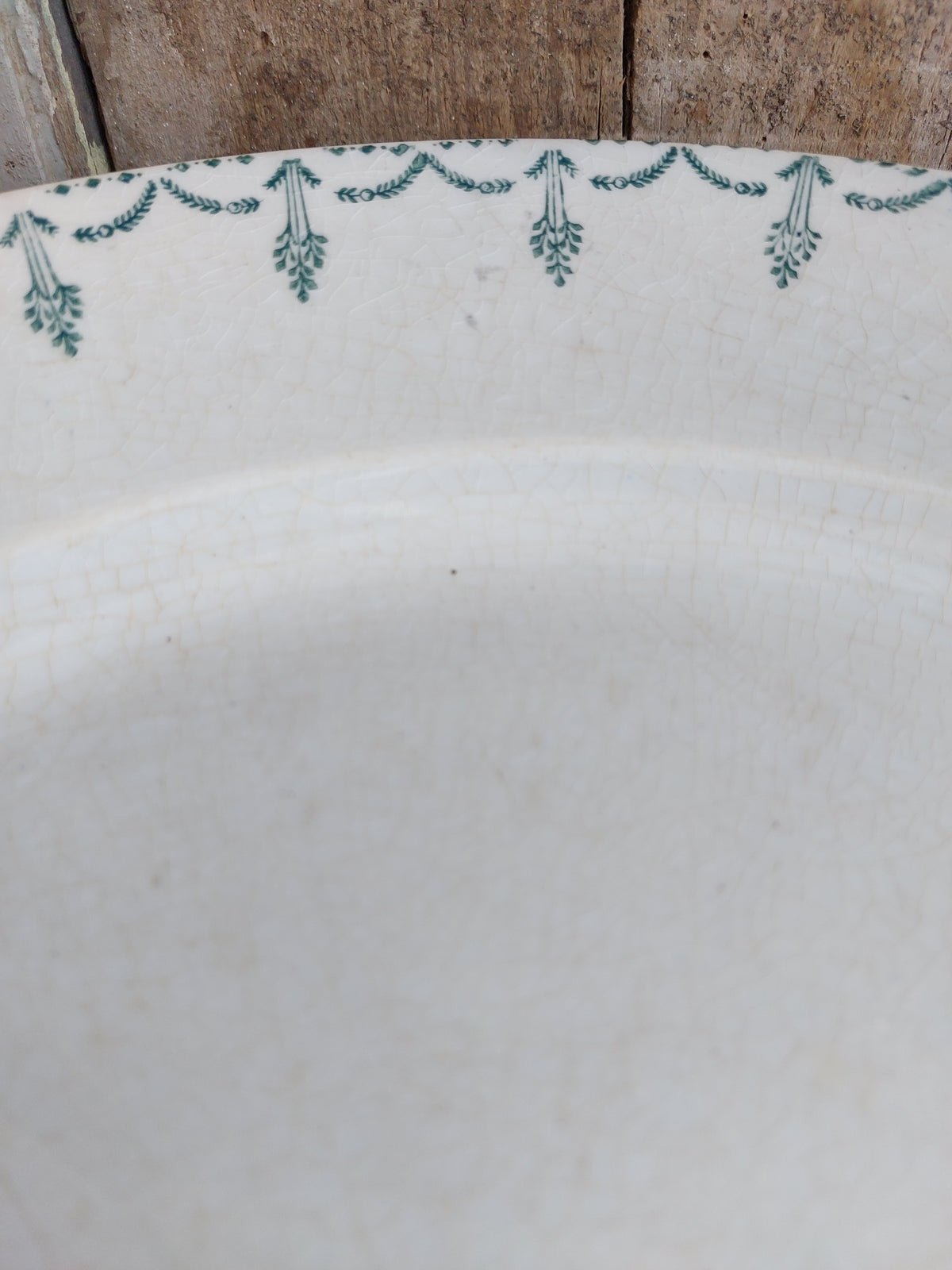 Grand plat rond ancien en porcelaine opaque Gien