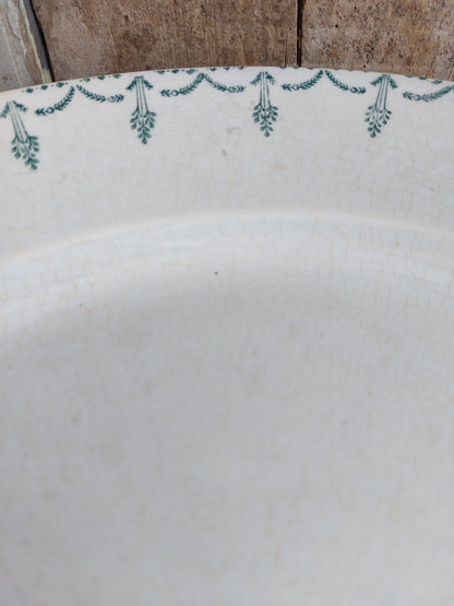 Grand plat rond ancien en porcelaine opaque Gien