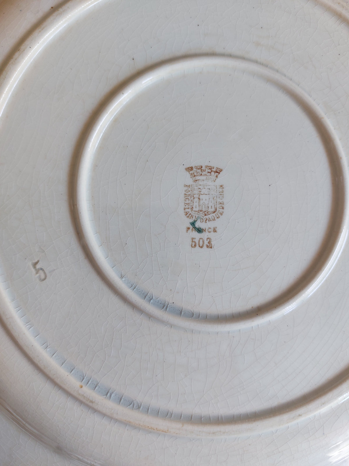 Grand plat rond ancien en porcelaine opaque Gien